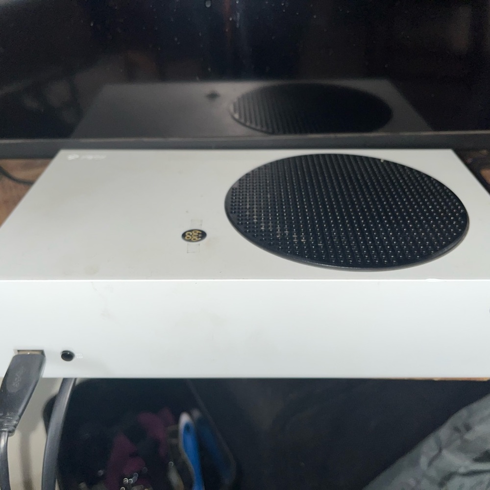 XBox Series S works great comes with controller